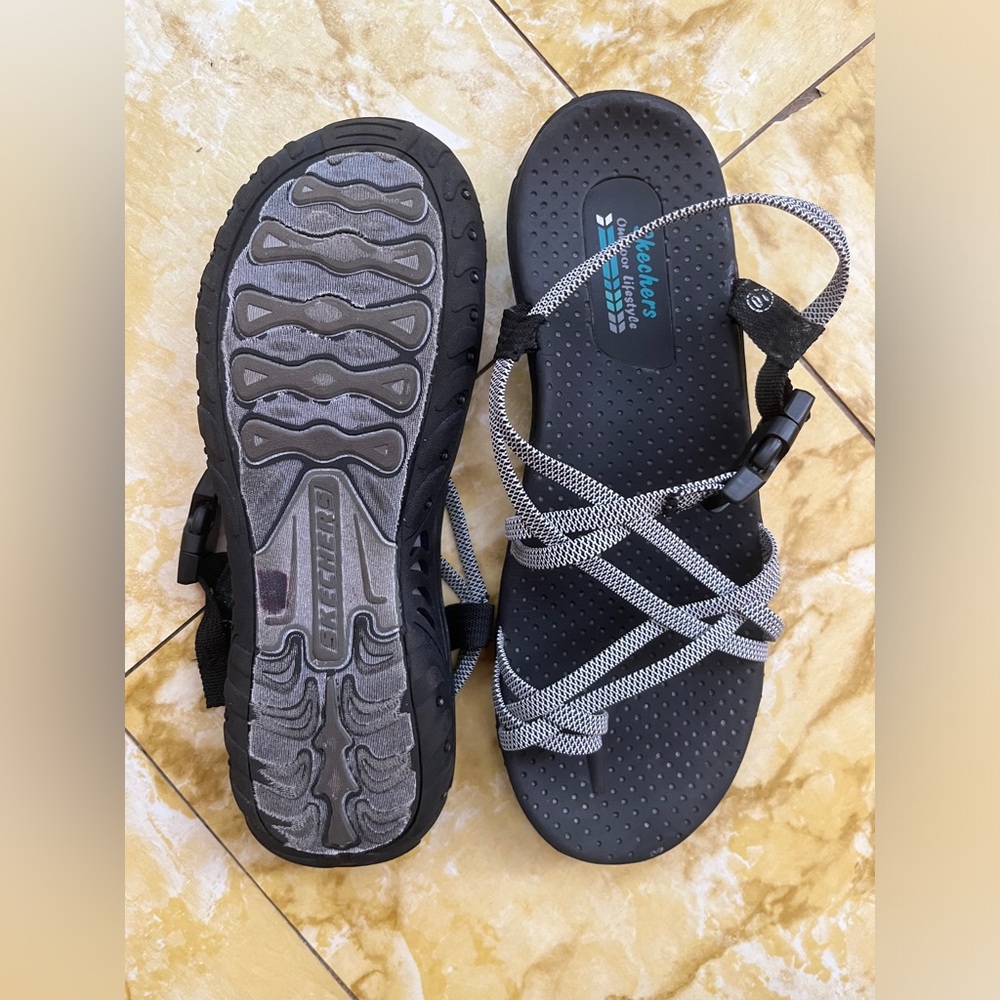 Skechers Reggae Irie Mon sandals. Black and white stripes. Size 10 Women’s